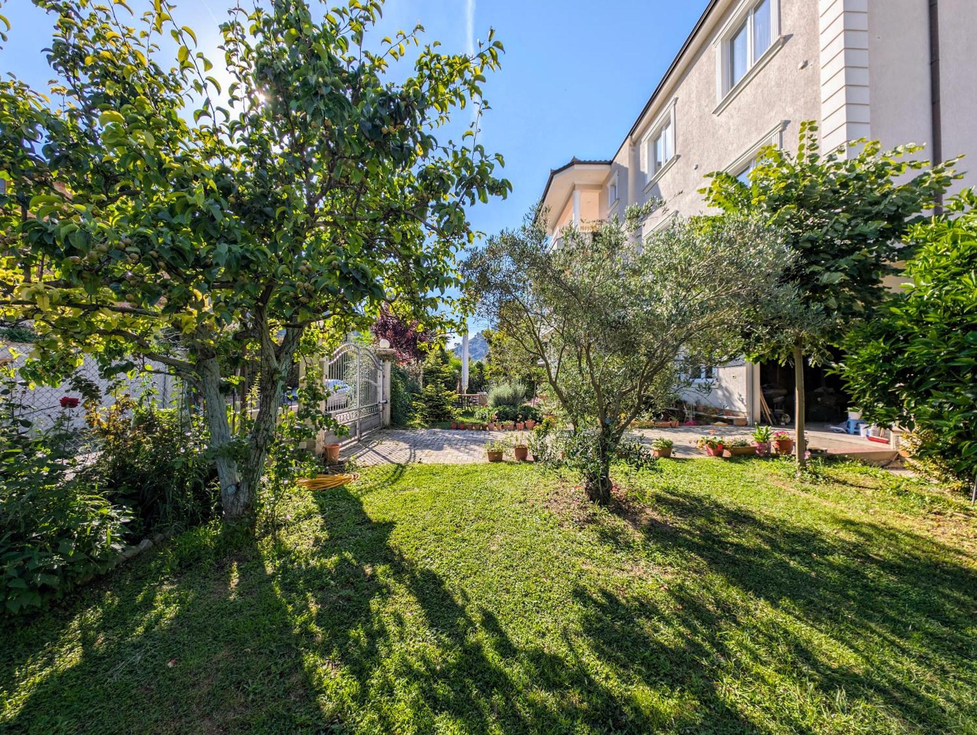 Villa With Garden And Veranda Berat Exterior foto